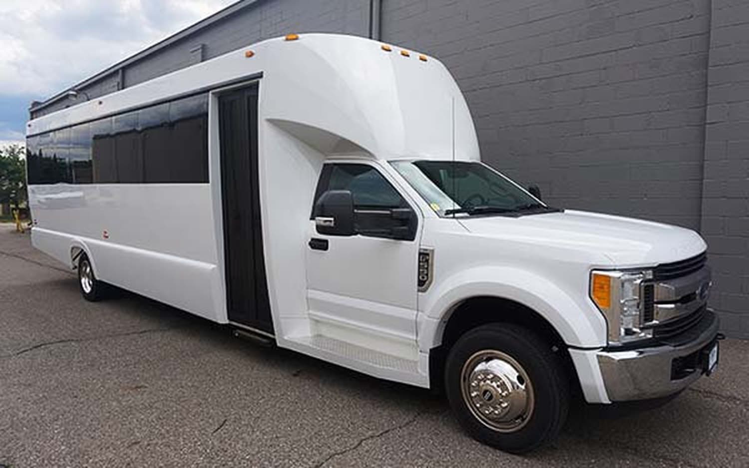 Limo Bus Cedar Rapids — Transportation, portfolio photo 6